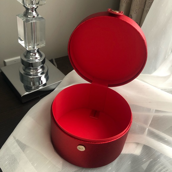 Luxury Red Cosmetics Case Box Elizabeth Arden - Picture 2 of 2